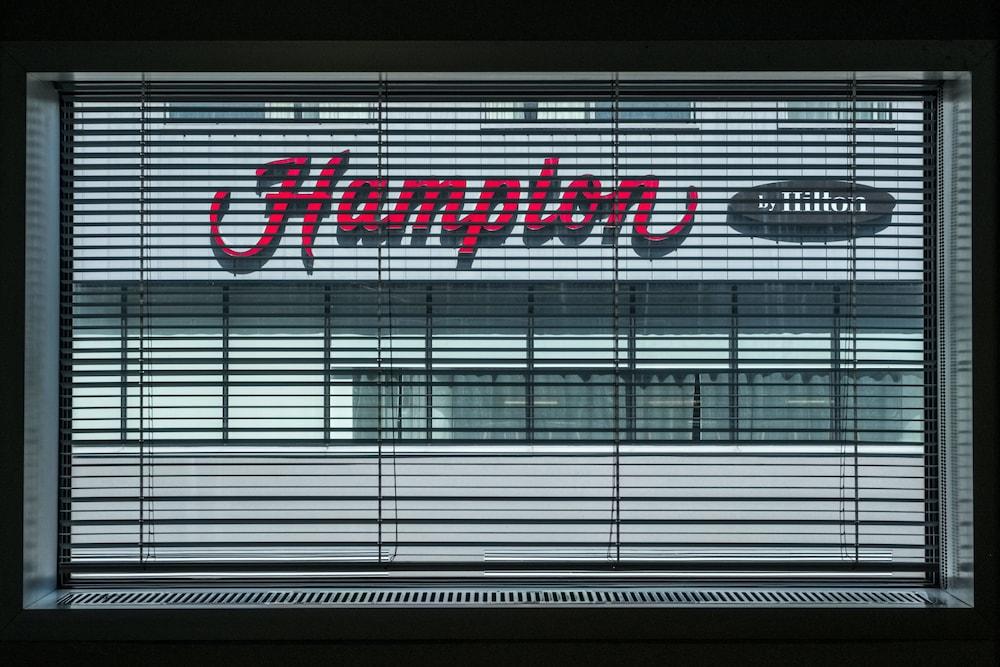 Hampton By Hilton London Gatwick Airport Hotel Horley Exterior foto